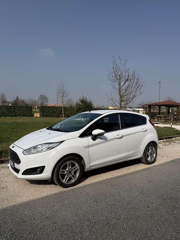 Usata Ford Fiesta Titanium 92 CV (67 kW) 2015 Bianco Berlina
