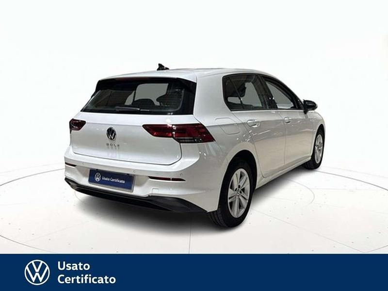 Begagnad VW Golf VIII Life 131 HK (96 kW) 2022 Vit Sedan