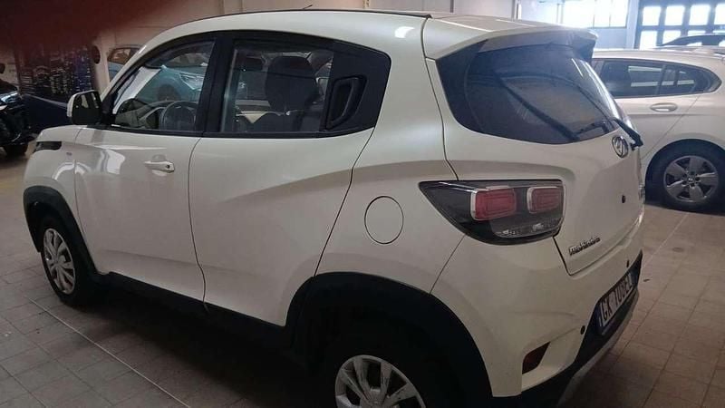 Usata Mahindra KUV100 87 CV (63 kW) 2022 Bianco SUV