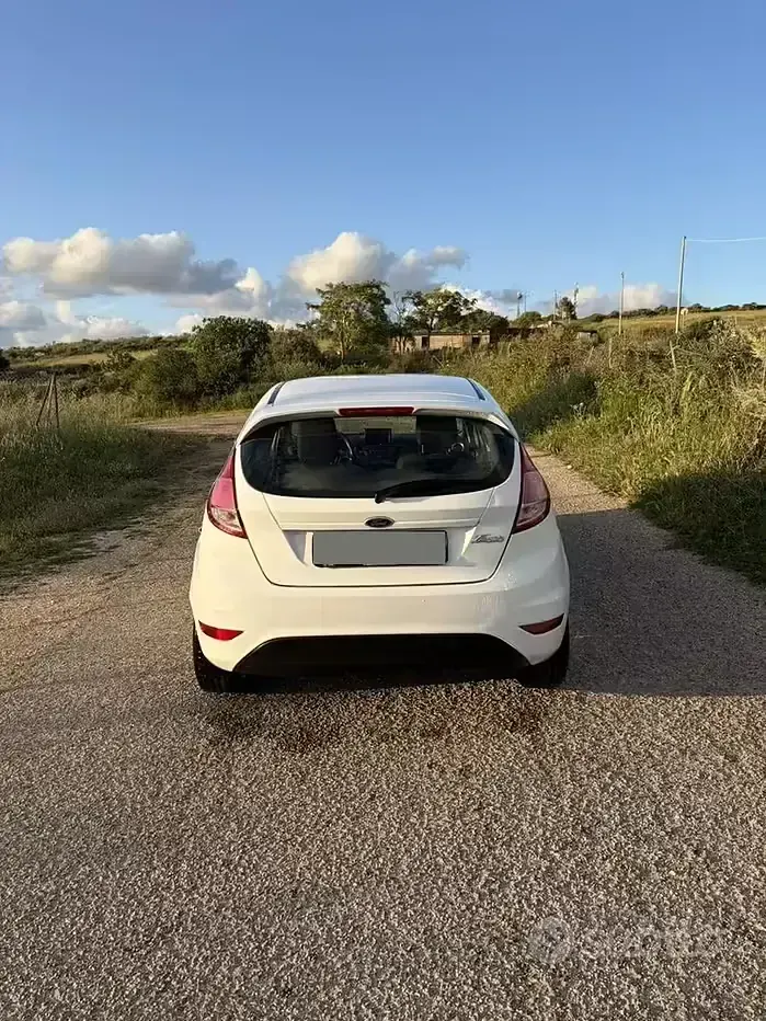 Usata Ford Fiesta 75 CV (55 kW) 2016 Bianco Utilitaria