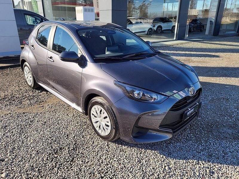 Ny Toyota Yaris Hybrid Active 116 HK (85 kW) 2025 Grå Sedan