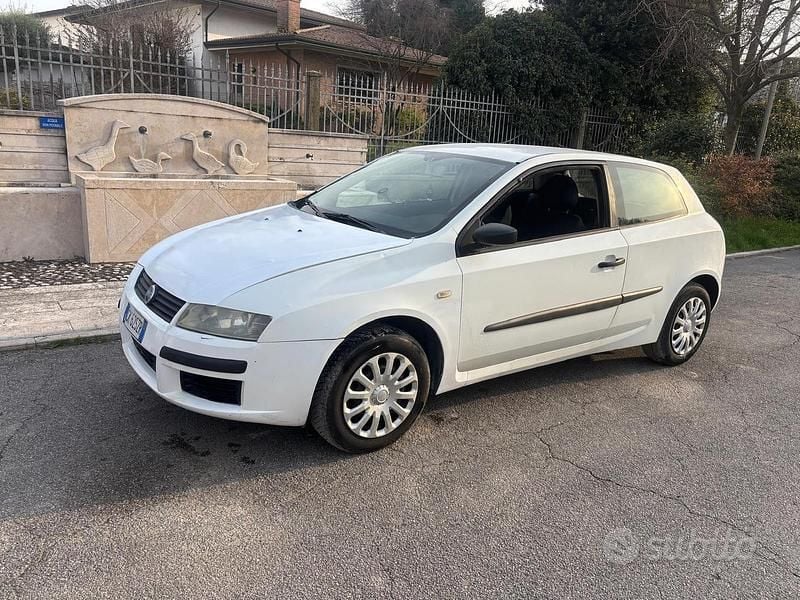 Usata Fiat Stilo 109 CV (80 kW) 2001 Bianco Utilitaria