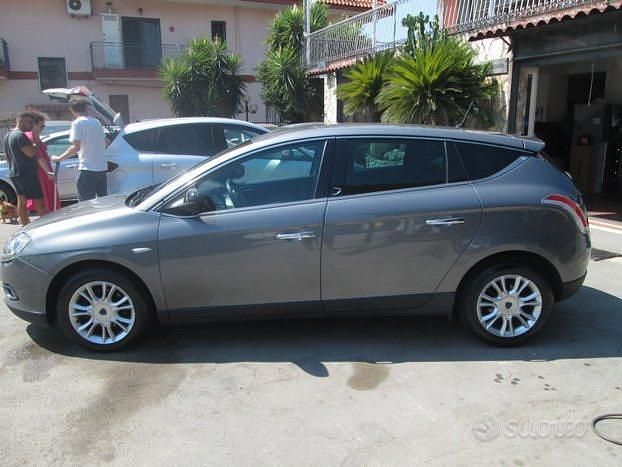 Usata Lancia Delta 120 CV (88 kW) 2011 Marrone Utilitaria