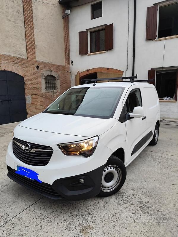 Begagnad Opel Combo 102 HK (75 kW) 2019 Vit Minibuss