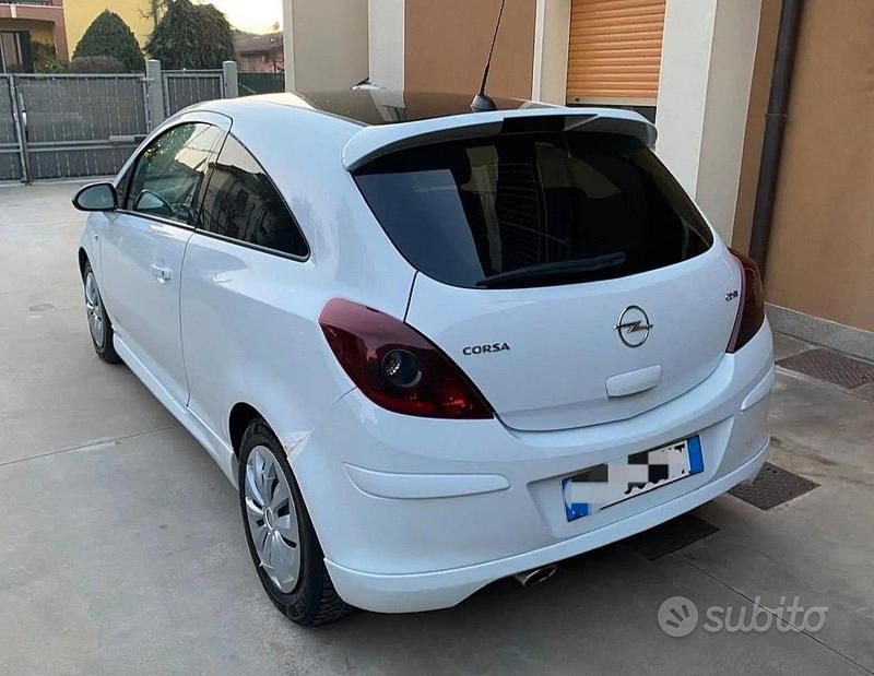 Usata Opel Corsa Cosmo 90 CV (66 kW) 2009 Utilitaria