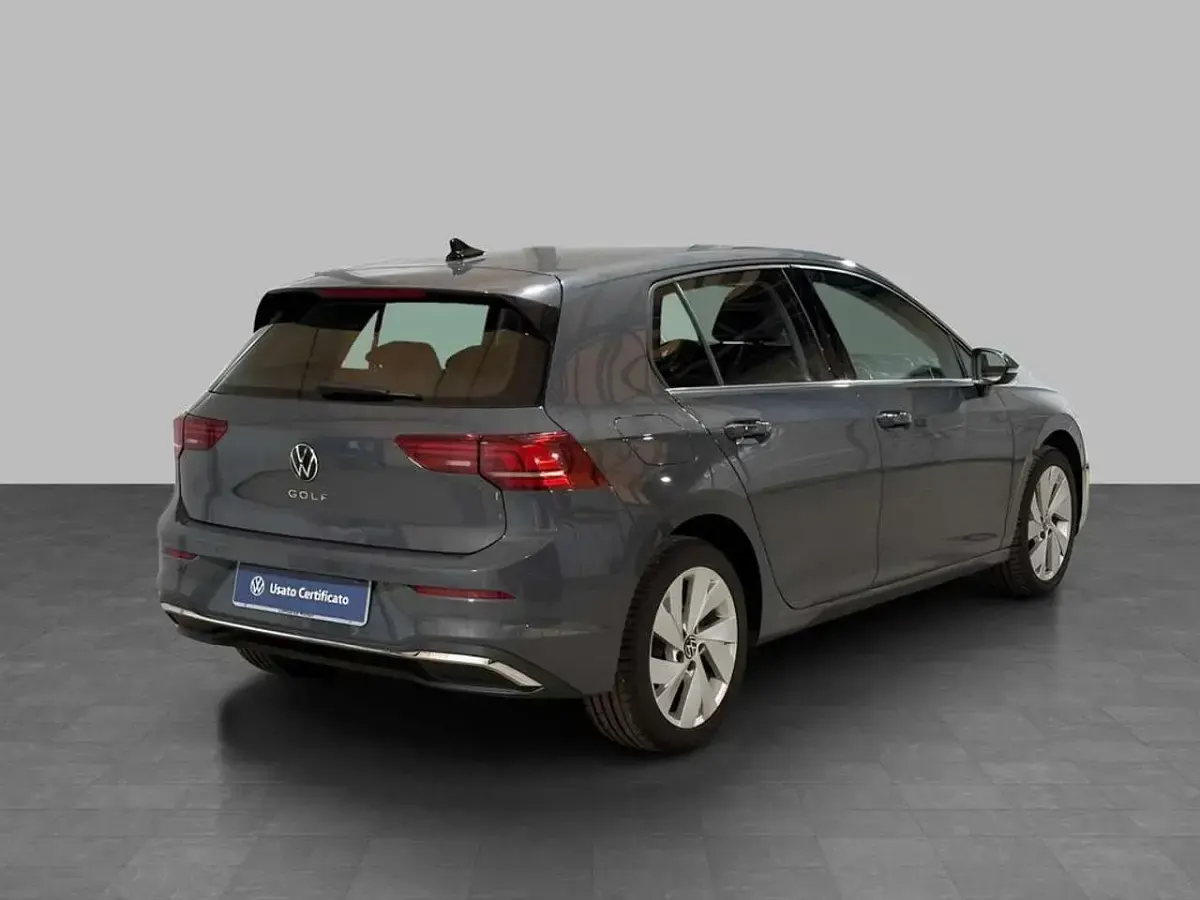 Usata VW Golf VIII Style 150 CV (110 kW) 2025 Dolphin grey metallizzato Berlina