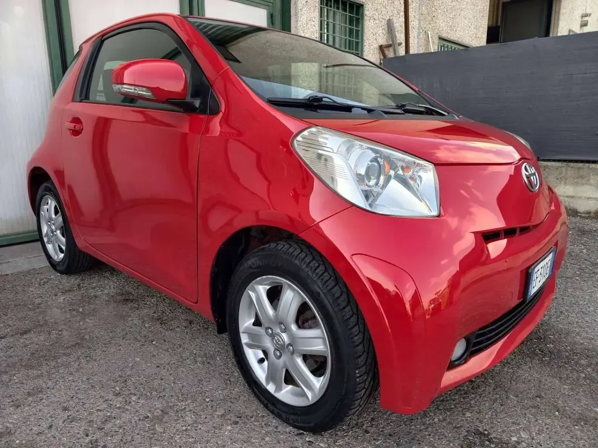 Usata Toyota iQ 68 CV (50 kW) 2010 Rosso Utilitaria