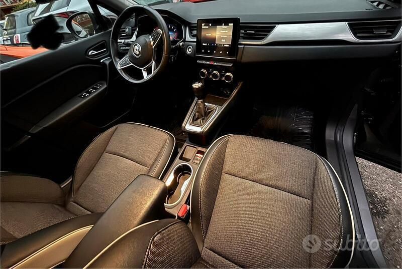 Grigio Usata 2021 Renault Captur Zen SUV | 16.500 € (Buon prezzo) - Immagine 1/4