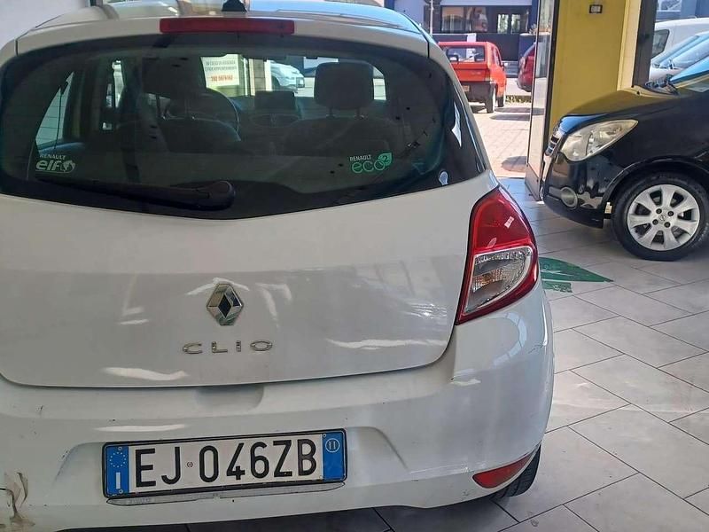 Usata Renault Clio III 75 CV (55 kW) 2011 Bianco Berlina