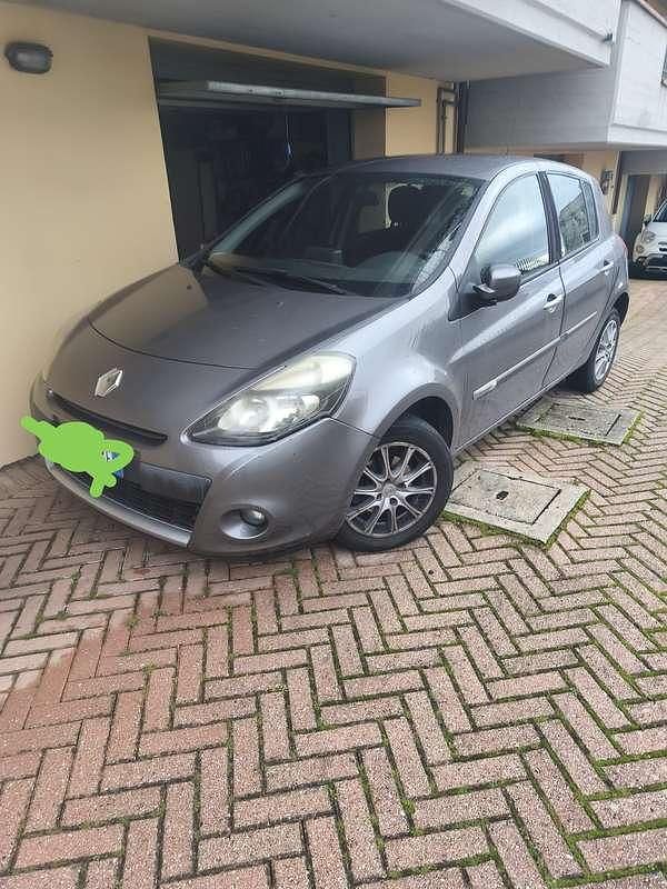 Usata Renault Clio II Dynamique 75 CV (55 kW) 2011 Grigio Berlina