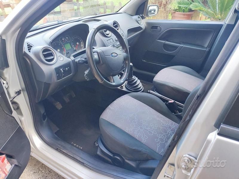 Usata Ford Fiesta 90 CV (66 kW) 2008 Grigio Utilitaria