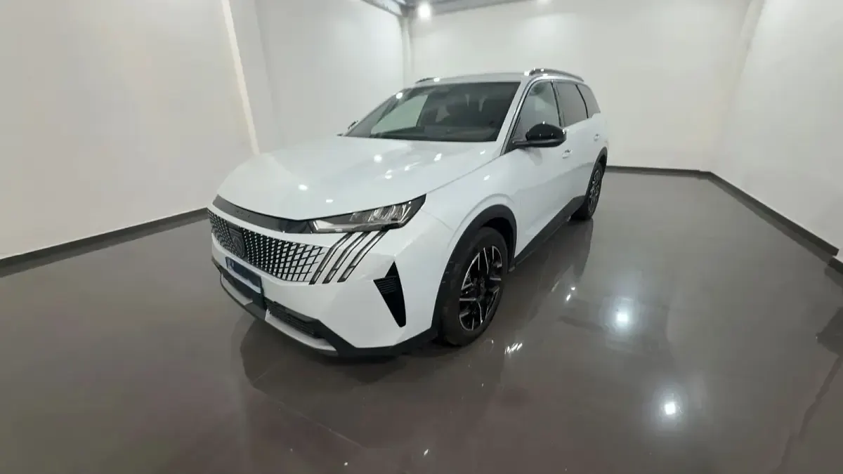 Usata Peugeot 5008 Allure 136 CV (100 kW) 2025 SUV