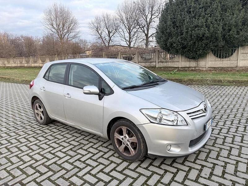 Usata Toyota Auris Sol 99 CV (72 kW) 2010 Argento Utilitaria
