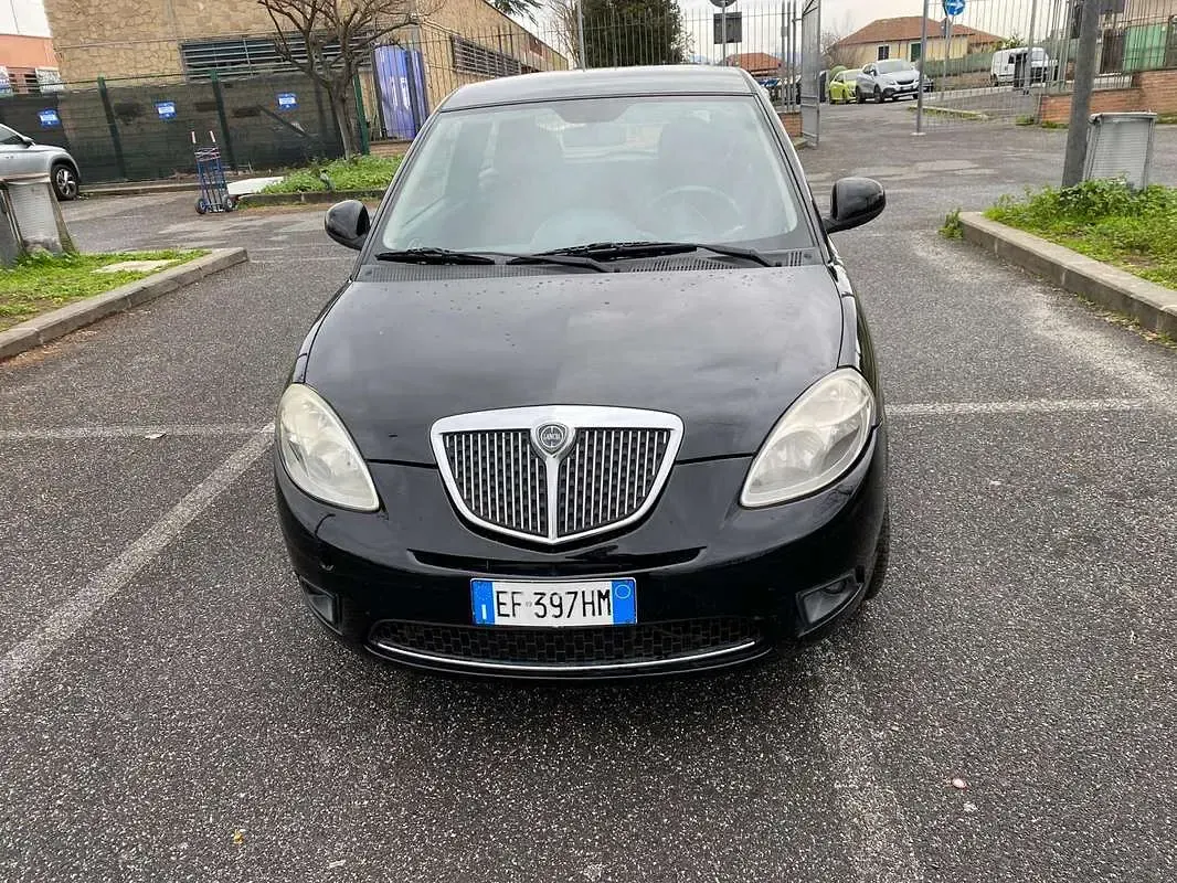 Usata Lancia Ypsilon 75 CV (55 kW) 2012 Nero Utilitaria