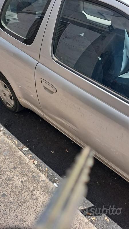 Usata Toyota Yaris 2001 Grigio Utilitaria
