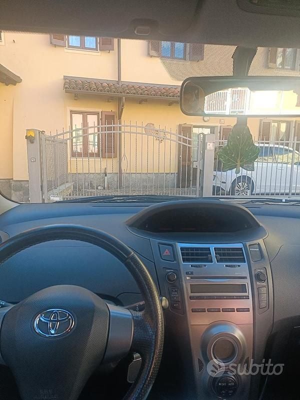 Usata Toyota Yaris 2010 Grigio Utilitaria