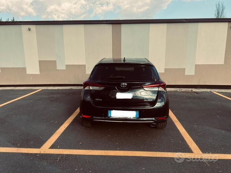 Usata Toyota Auris Lounge 112 CV (82 kW) 2017 Nero Berlina