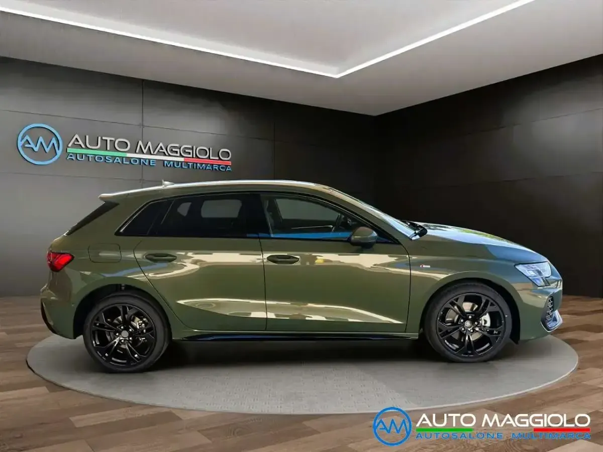 Nuova Audi A3 S-Line 150 CV (110 kW) 2026 Verde Berlina