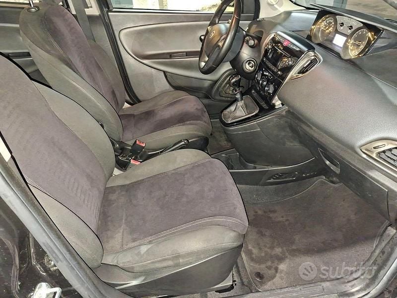 Usata Lancia Ypsilon 60 CV (44 kW) 2015 Nero Utilitaria