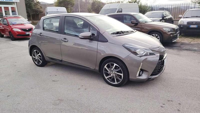 Usata Toyota Yaris Hybrid Active 73 CV (53 kW) 2017 Grigio Berlina