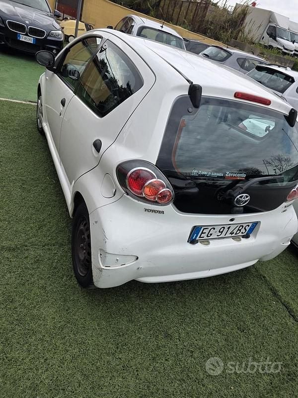 Usata Toyota Aygo 68 CV (50 kW) 2011 Bianco Utilitaria
