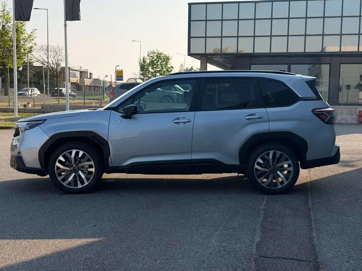Nuevo Subaru Forester Premium 136 CV (100 kW) 2026 Plateado SUV