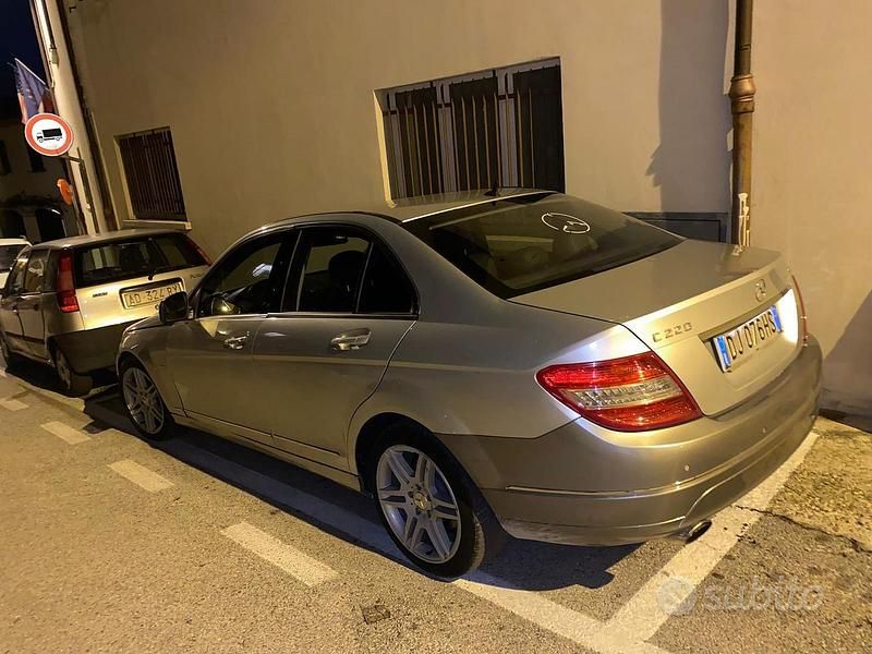 Usata Mercedes C220 150 CV (110 kW) 2007 Grigio Berlina