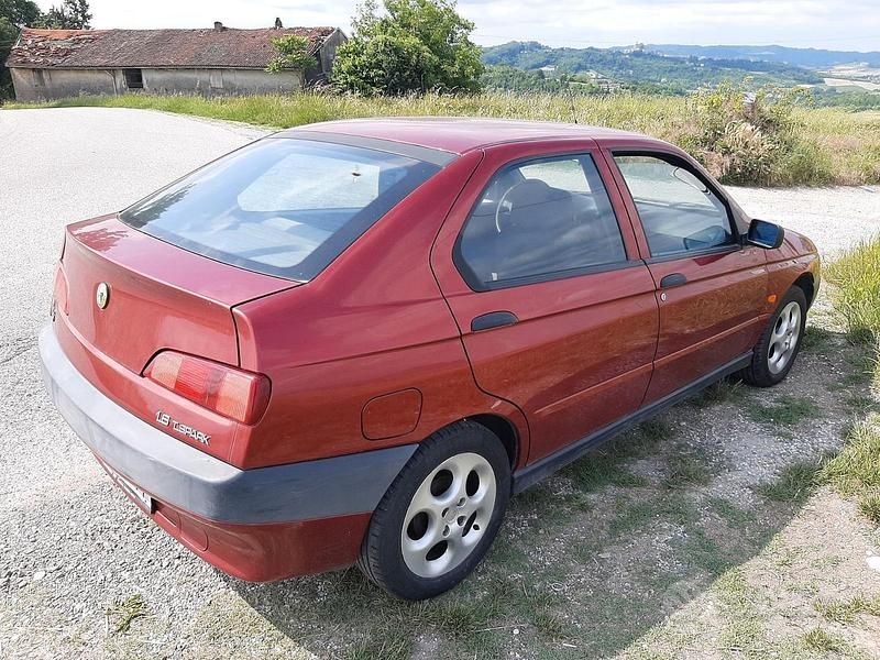 Usata Alfa Romeo 146 120 CV (88 kW) 1997 Utilitaria