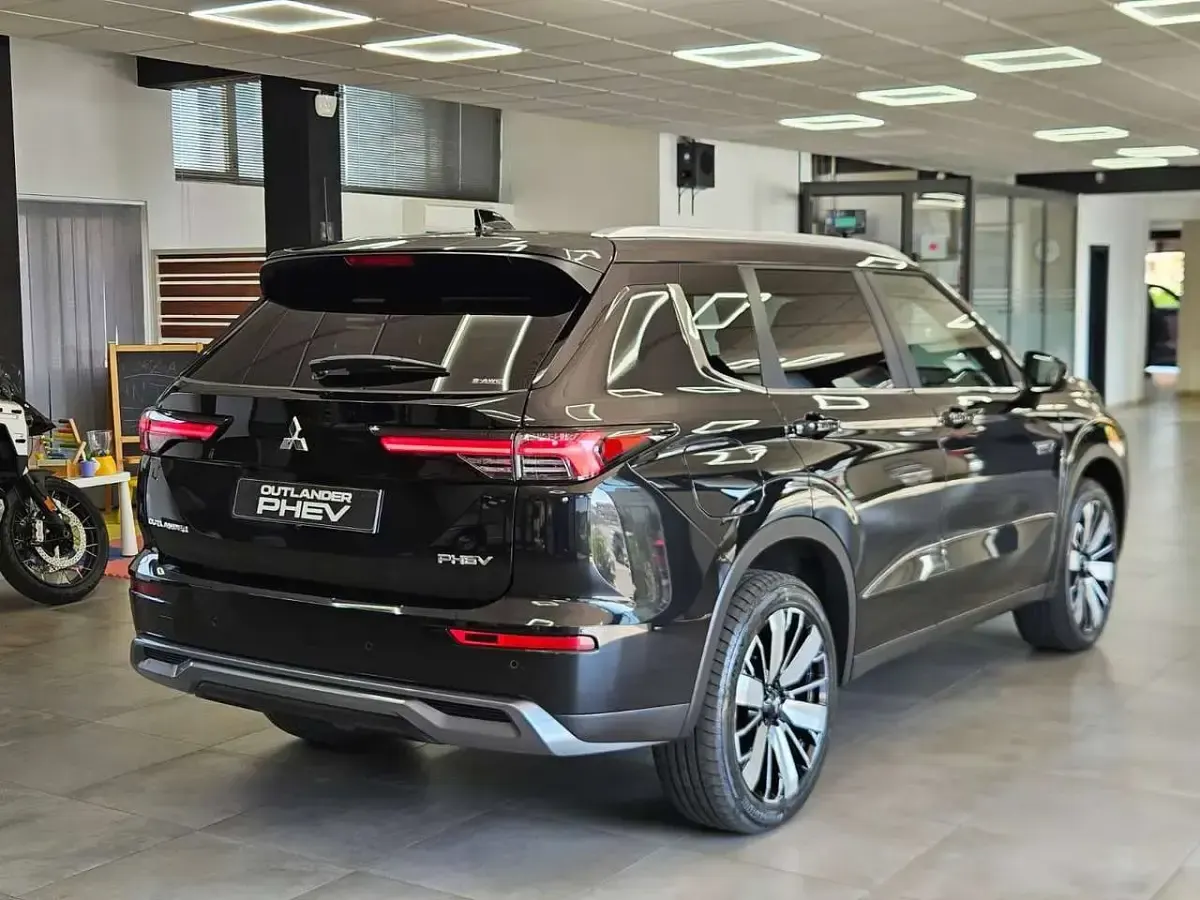 Nuova Mitsubishi Outlander P-HEV 306 CV (225 kW) 2026 Nero SUV
