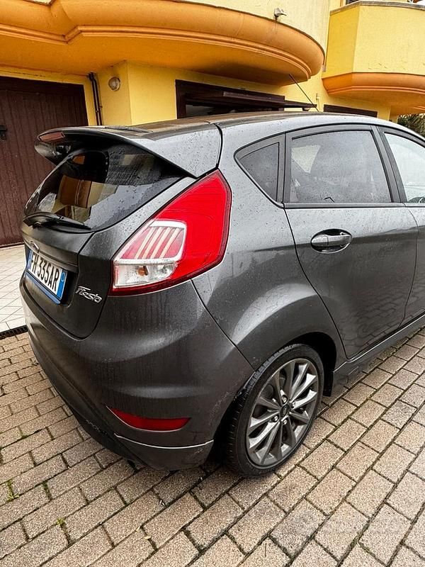 Usata Ford Fiesta ST-Line 75 CV (55 kW) 2017 Grigio Berlina