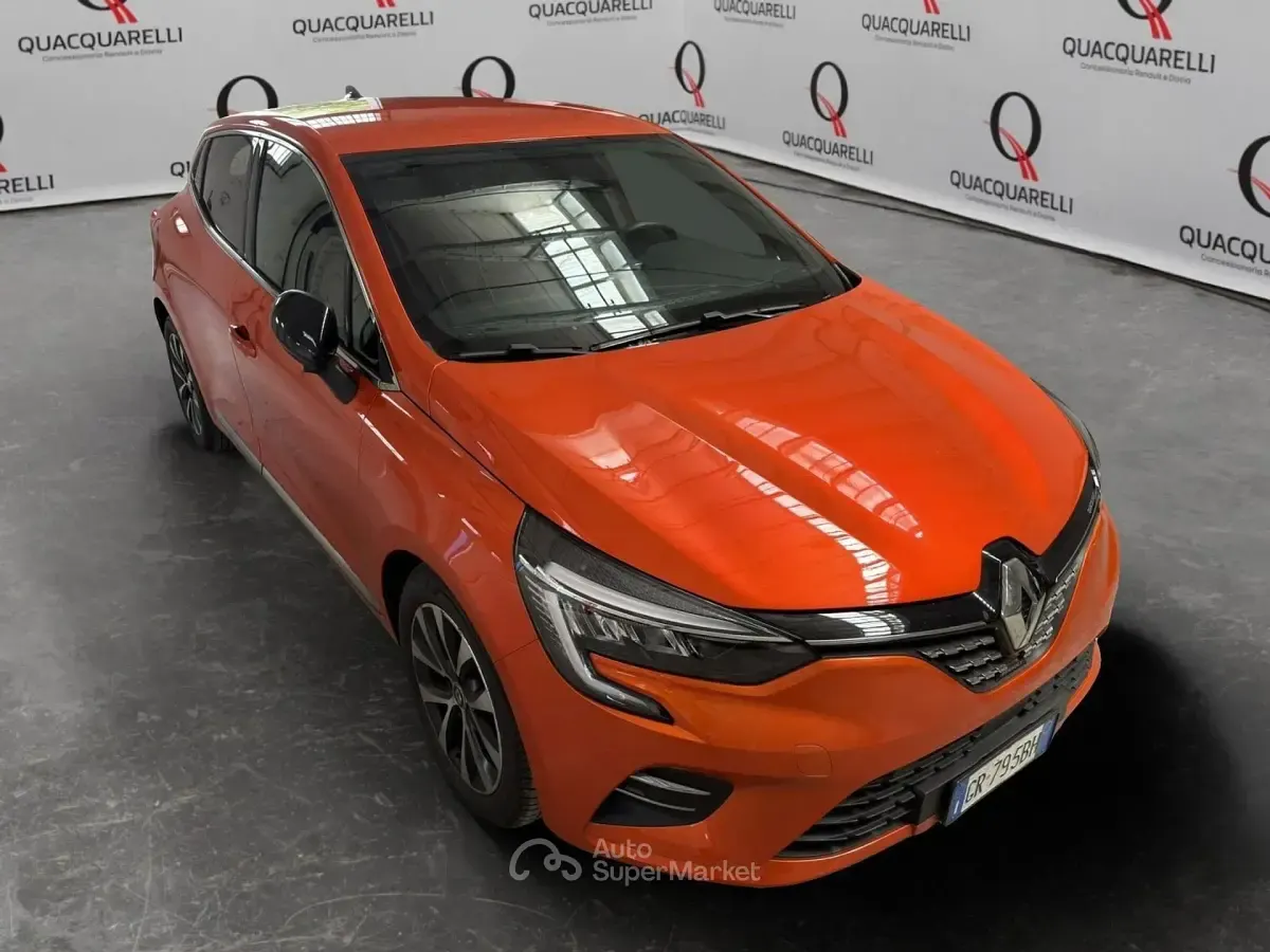 Usata Renault Clio V Techno 101 CV (74 kW) 2023 Arancione Berlina