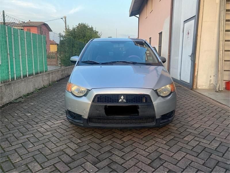 Usata Mitsubishi Colt Inform 74 CV (54 kW) 2010 Argento Berlina
