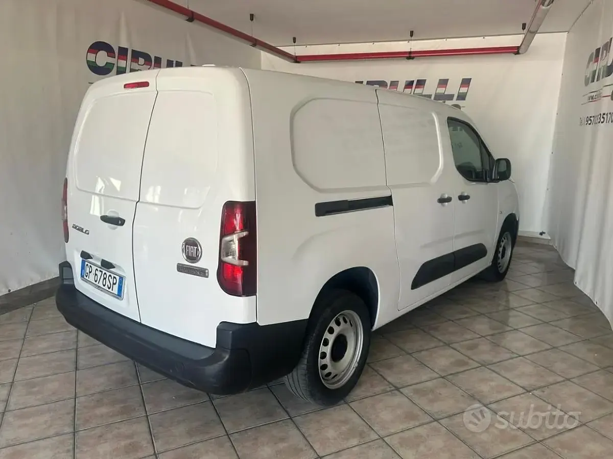 Usata Fiat Doblò 102 CV (75 kW) 2023 Bianco pastello Monovolume