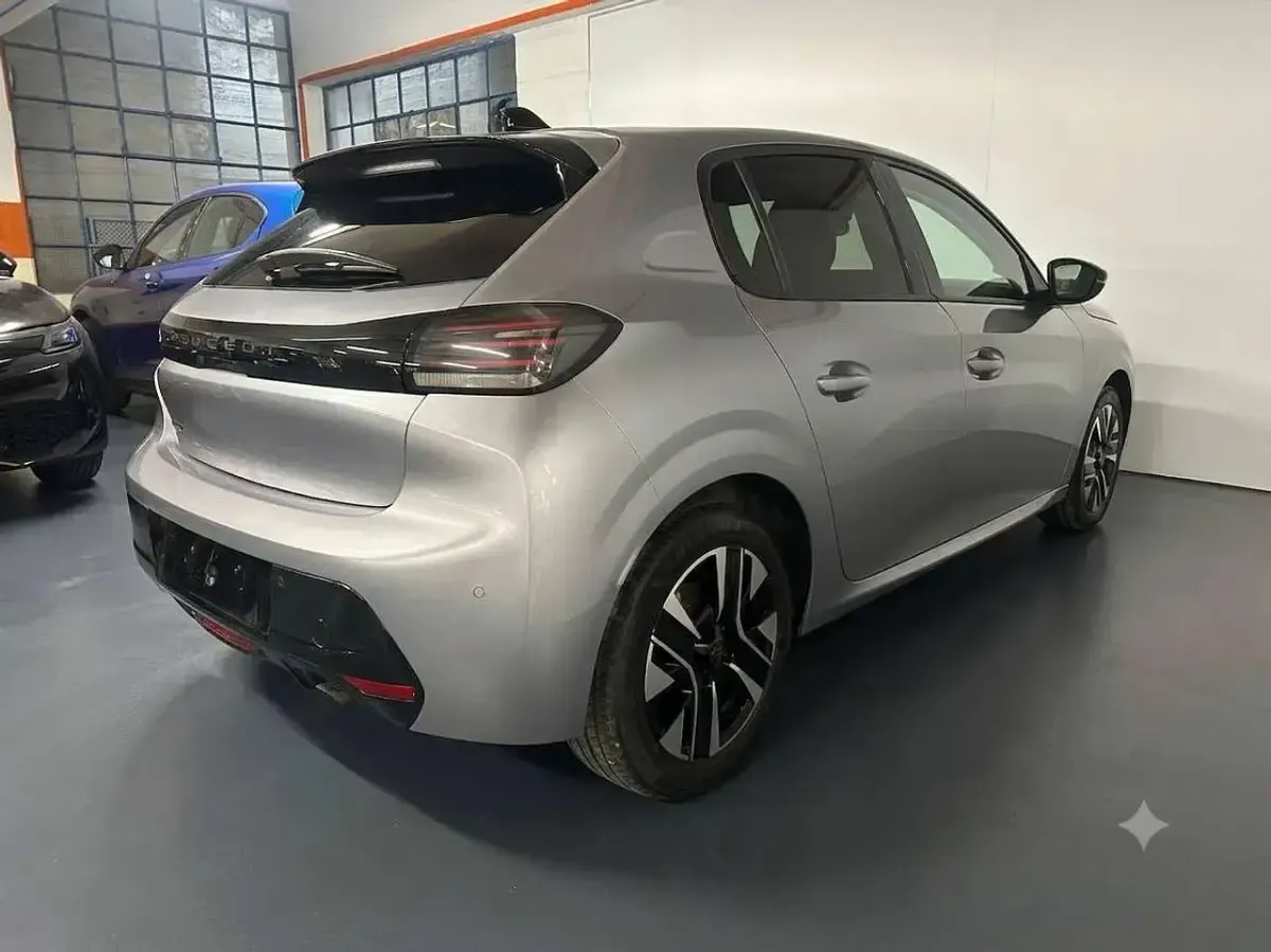 Usata Peugeot 208 Allure 101 CV (74 kW) 2024 Grigio Utilitaria