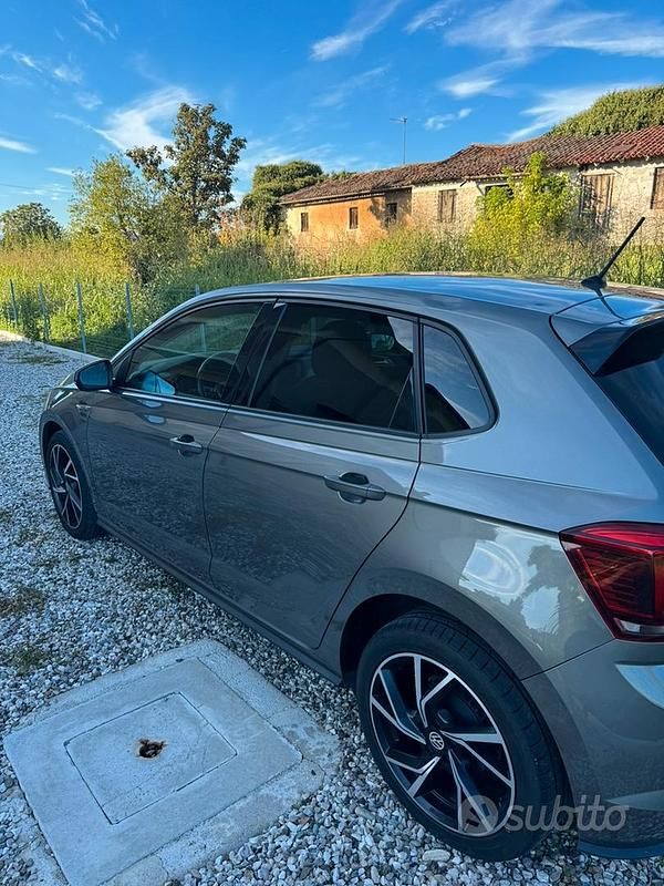 Usata VW Polo R-line 95 CV (69 kW) 2018 Grigio Utilitaria