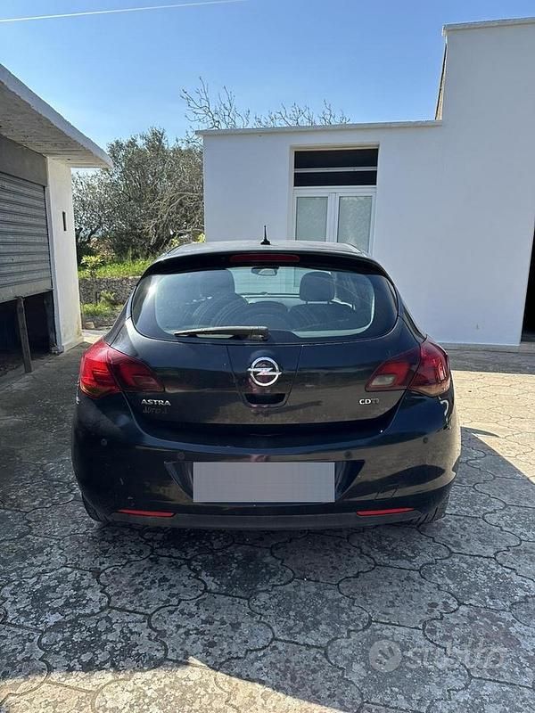 Usata Opel Astra Cosmo 125 CV (91 kW) 2010 Nero Berlina