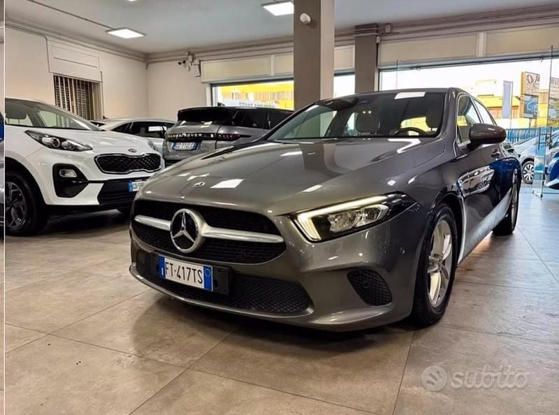 Grigio Usata 2019 Mercedes A180 Tre volumi | 15.990 € (Buon prezzo) - Immagine 1/4