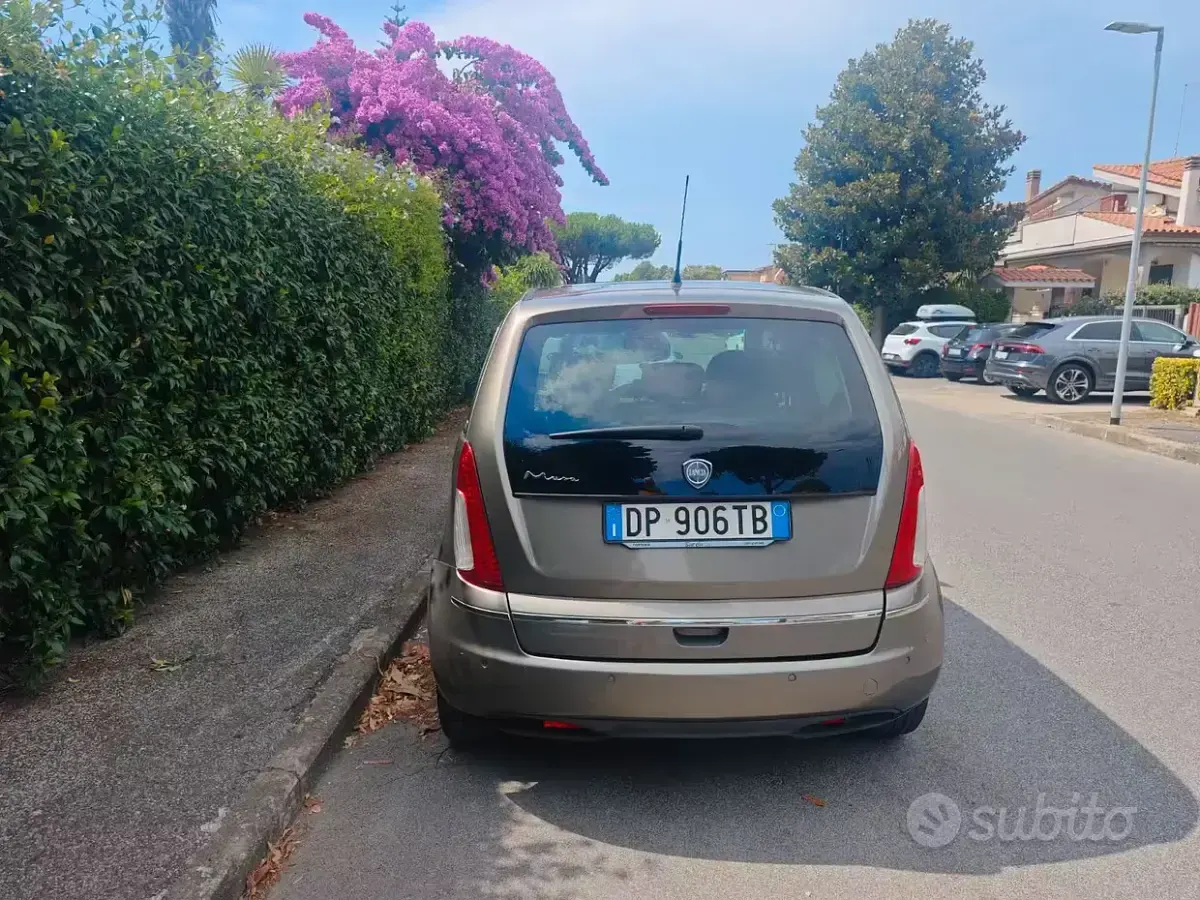 Usata Lancia Musa 95 CV (69 kW) 2008 Oro Monovolume