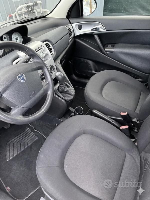 Gebraucht Lancia Ypsilon 69 PS (50 kW) 2011 Grau Kleinwagen