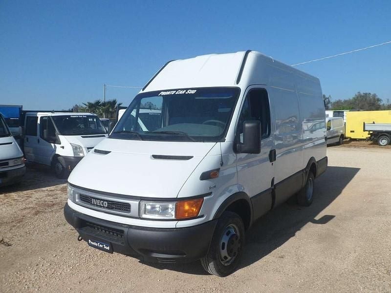 Bianco Usata 2003 Iveco Daily Furgone | 7000 € (Buon prezzo) - Immagine 1/4