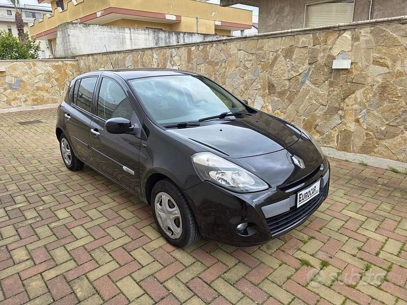 Usata Renault Clio II Dynamique 75 CV (55 kW) 2011 Nero Berlina