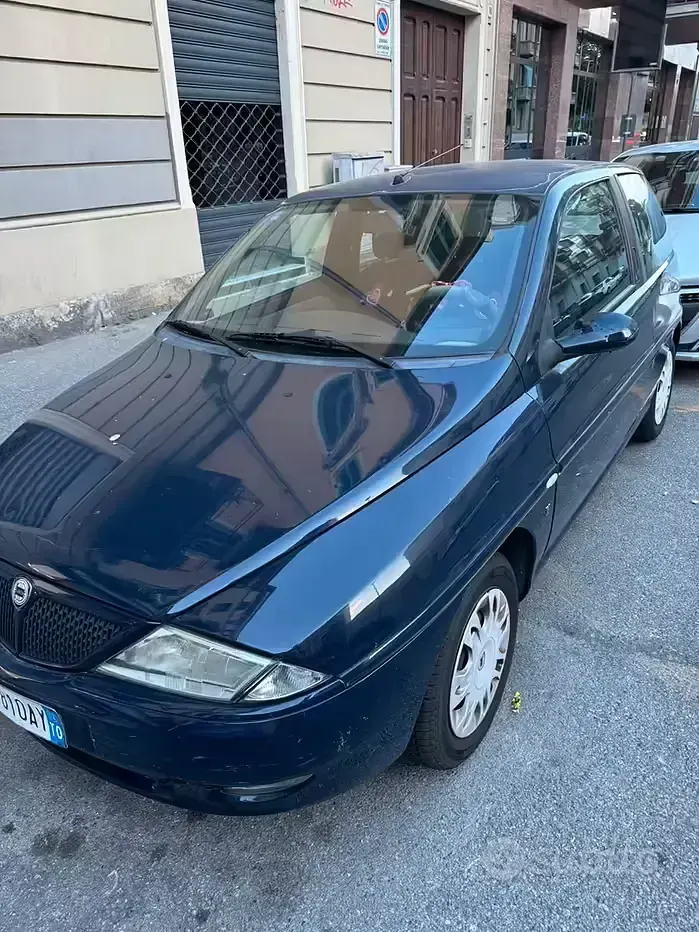Usata Lancia Ypsilon 60 CV (44 kW) 2002 Bluazzurro Utilitaria