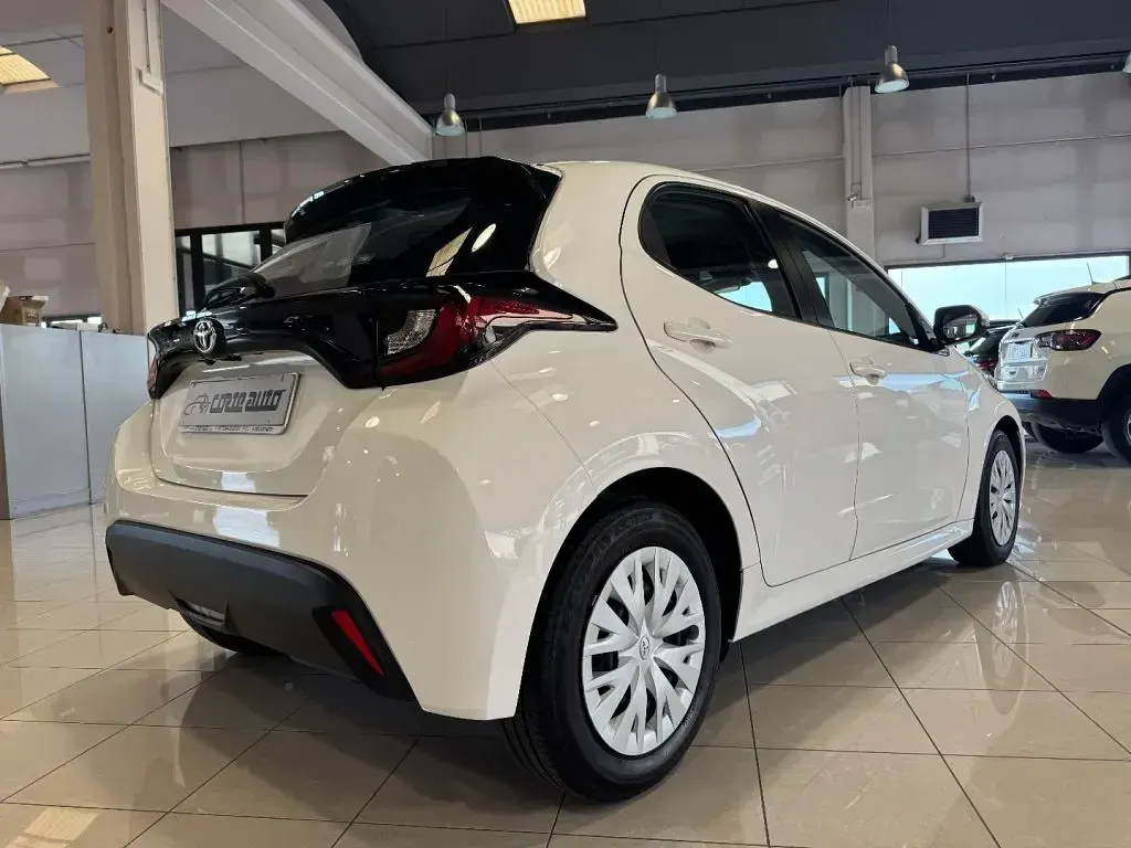 Usata Toyota Yaris Active 91 CV (66 kW) 2023 Bianco Utilitaria