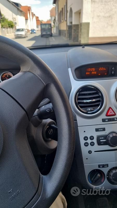 Grigio Usata 2012 Opel Corsa Tre volumi | 5000 € (Buon prezzo) - Immagine 1/4