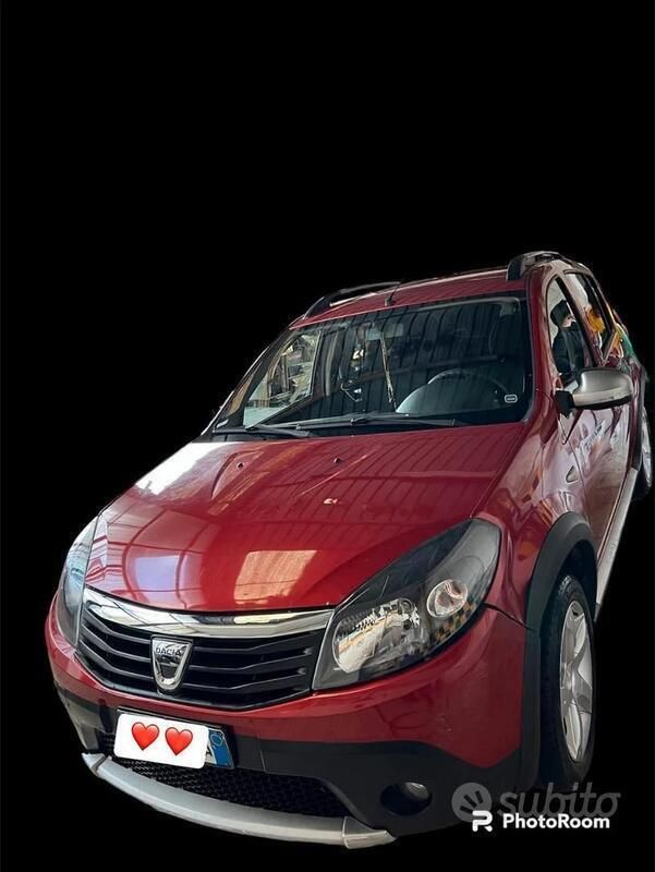 Rosso Usata 2011 Dacia Sandero Due volumi | 3000 € (Ottimo prezzo) - Immagine 1/4