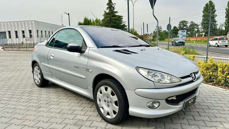 Usata Peugeot 206 CC Quiksilver 110 CV (80 kW) 2004 Argento Cabrio