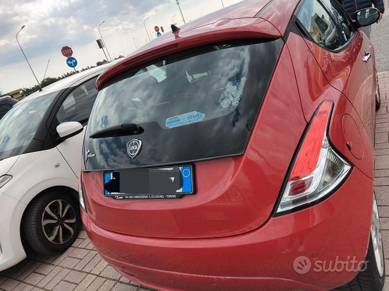 Usata Lancia Ypsilon Gold 69 CV (50 kW) 2017 Rosso Utilitaria