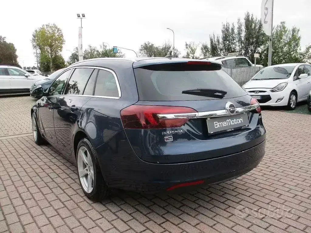 Usata Opel Insignia Cosmo 163 CV (119 kW) 2014 Bluazzurro Station wagon
