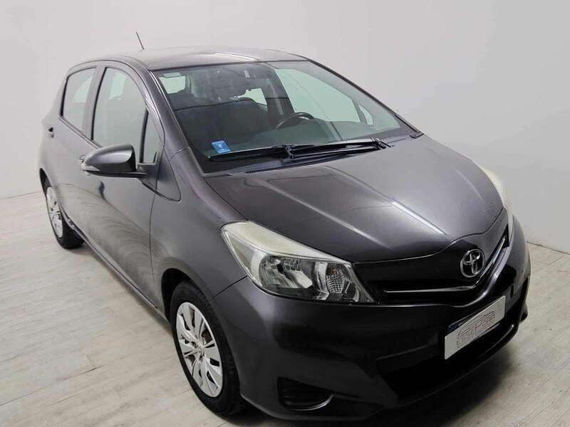 Usata Toyota Yaris Lounge 69 CV (50 kW) 2012 Grigio scuro Berlina