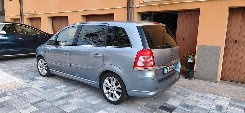 Usata Opel Zafira Cosmo 150 CV (110 kW) 2008 Grigio Monovolume